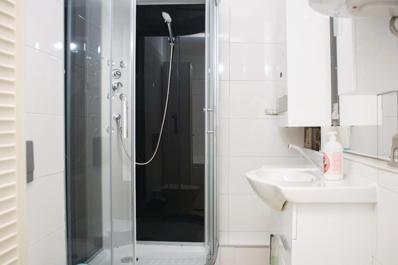 Brand-new On Shopping Street In Schoenbrunn With Lift Access Apartamento