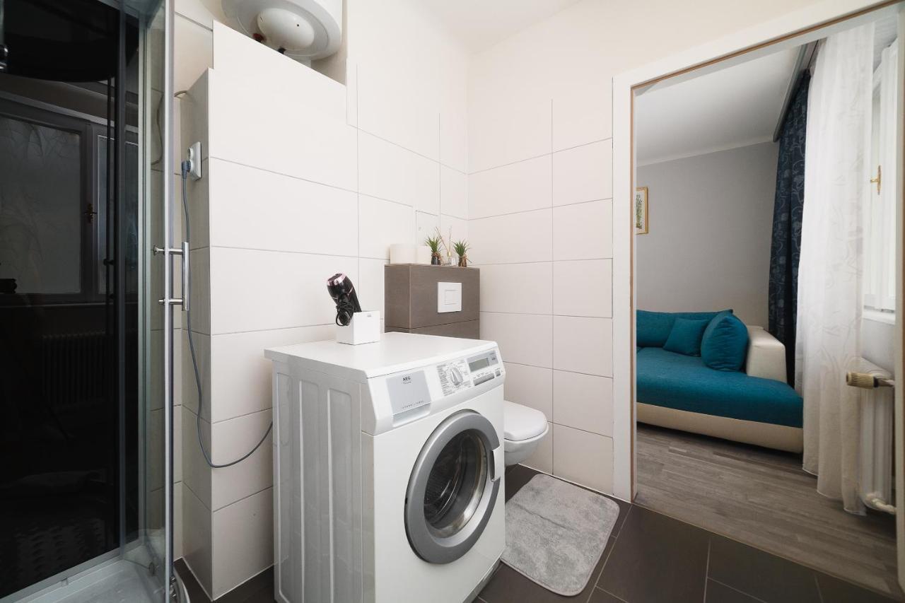 Brand-new On Shopping Street In Schoenbrunn With Lift Access Viena